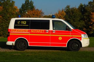 Rietze VW T5 NEF Feuerwehr Hamburg Barmbek SoMo NEU