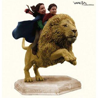 Narnia Mädchen auf Aslan   Statue