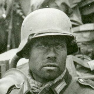 Super Einsatzfoto Soldat mit Stahlhelm vor Halbkette mit Flakaufbau