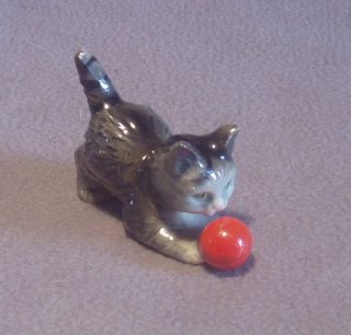 kl. Katze mit rotem Ball   Goebel CK 364 5/0