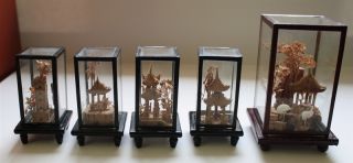 China Kork Schnitzarbeiten in 5 Glasvitrinen Miniatur Vintage