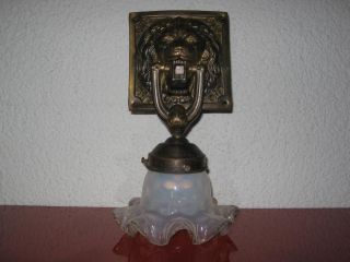 Jugendstil Opal Glas Lampe mit Löwenkopf Rosette