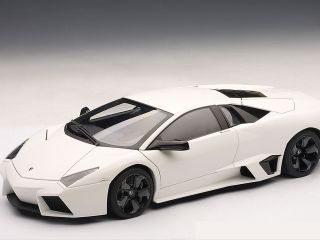 18 AUTOART   Lamborghini Reventon matt white
