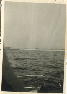Orig.Foto Schiff Hafeneinfahrt Swinemünde WW2